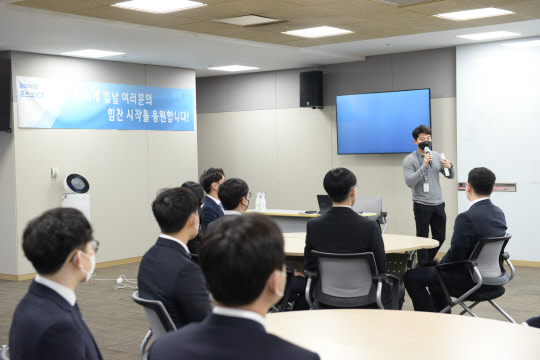 올초 포스코ICT에 입사한 신입사원들이 교육을 받고 있다.   포스코ICT 제공